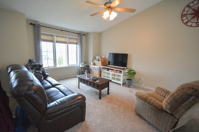 Building Photo - Exceptional home in Badger Ridge area of Rochester!