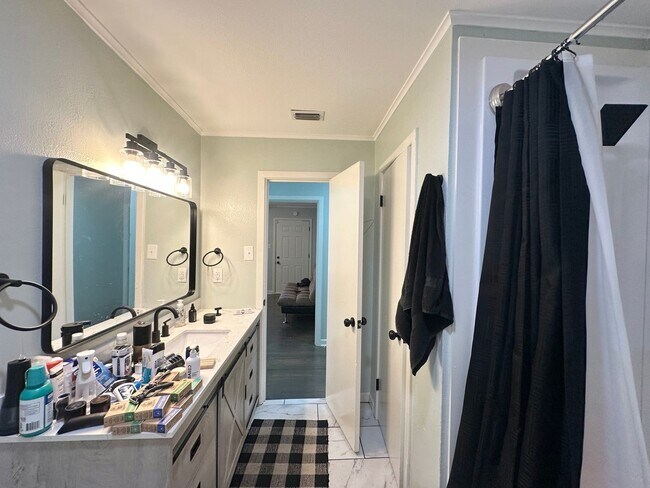 Building Photo - Updated 3-Bedroom Home Near TJC & Medical ...
