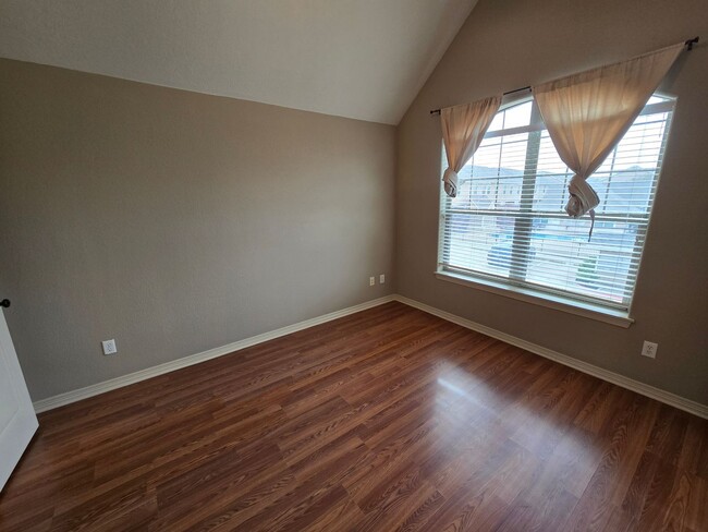 Building Photo - College Station - 2 bed - 2 1/2 bath Townh...