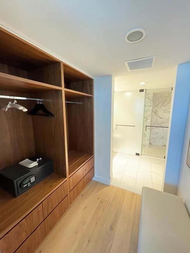 Building Photo - Rarely Available 1 Bed 2 Bath Long-Term in...