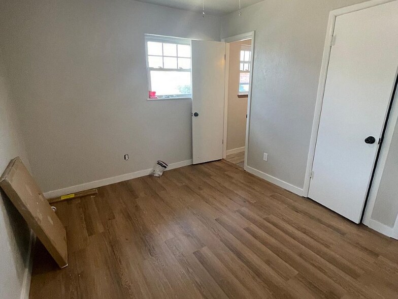 Building Photo - 1117 W Woodlane Dr