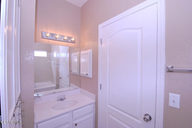 Building Photo - 14344 Venecia Dr