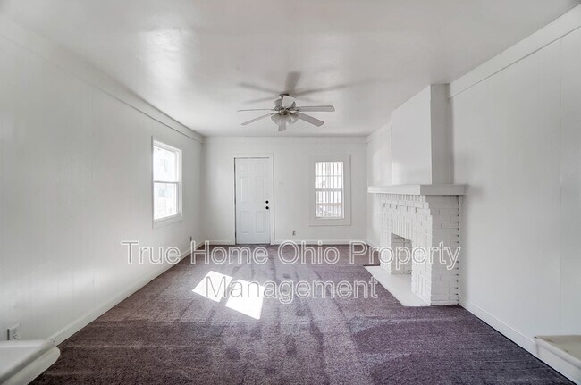 Building Photo - 3215-3215 E 5th St
