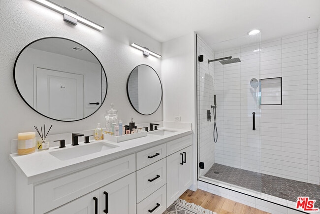 Building Photo - 6400 Crescent Prk E