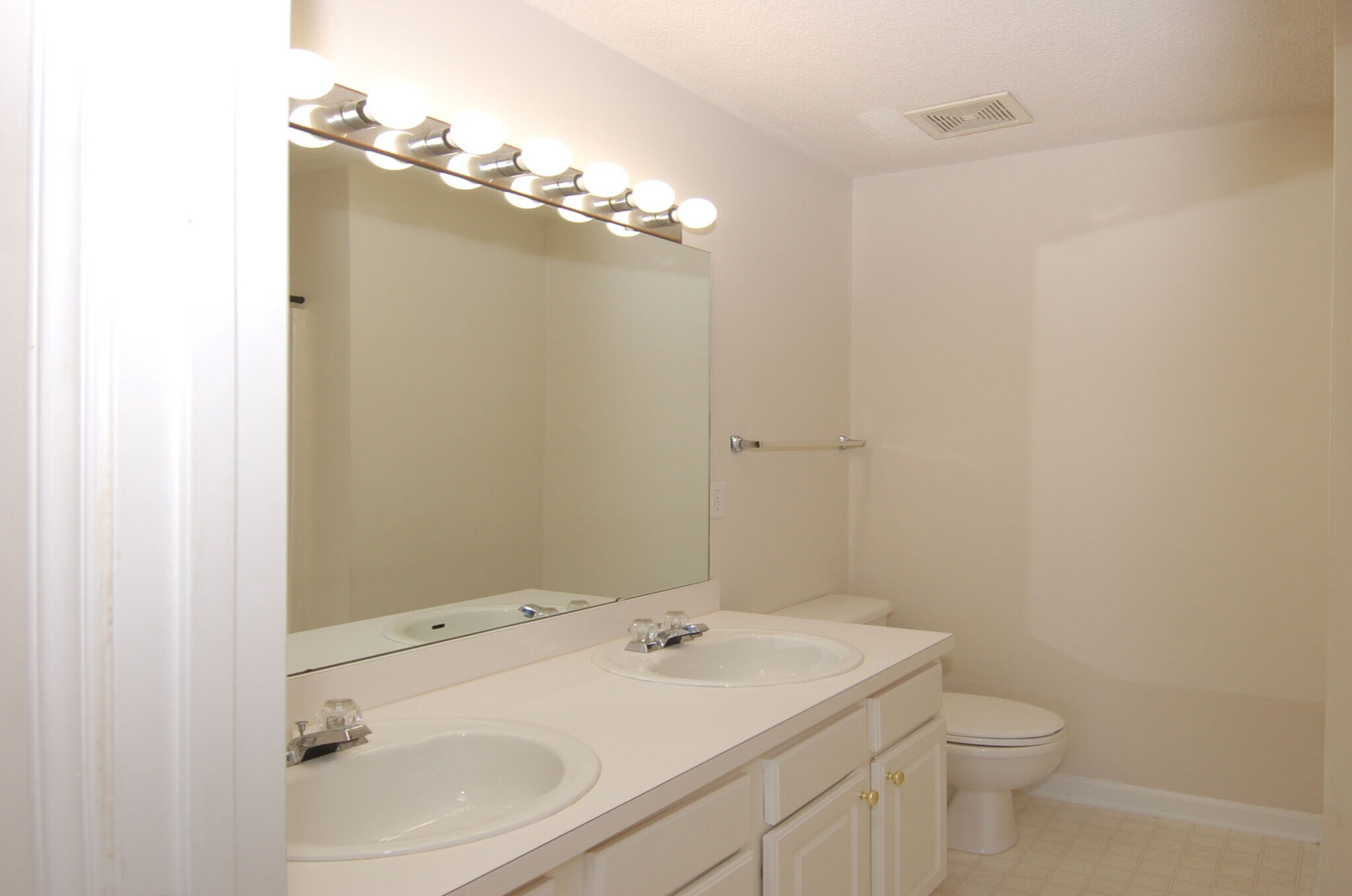 Building Photo - 221 Orchard Park Dr