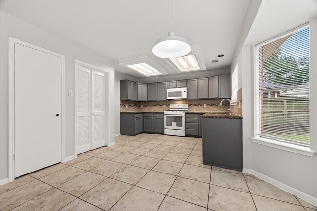 Building Photo - 5439 Baslow Dr