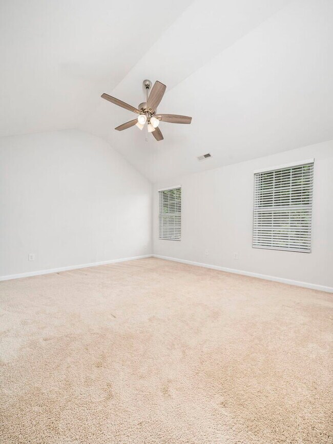 Building Photo - Spacious and Move-In Ready Home! - Fenced ...