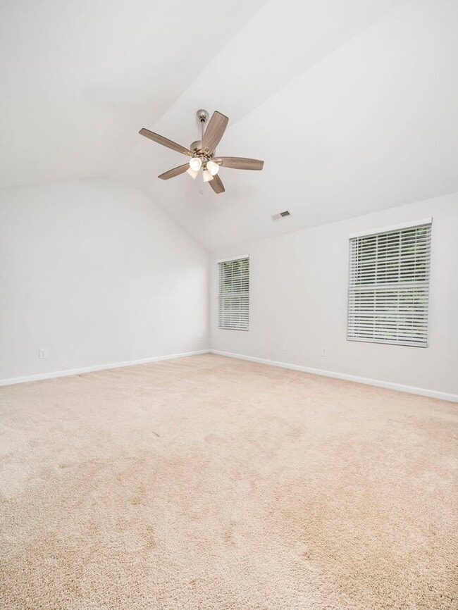 Building Photo - Spacious and Move-In Ready Home! - Fenced Yard!