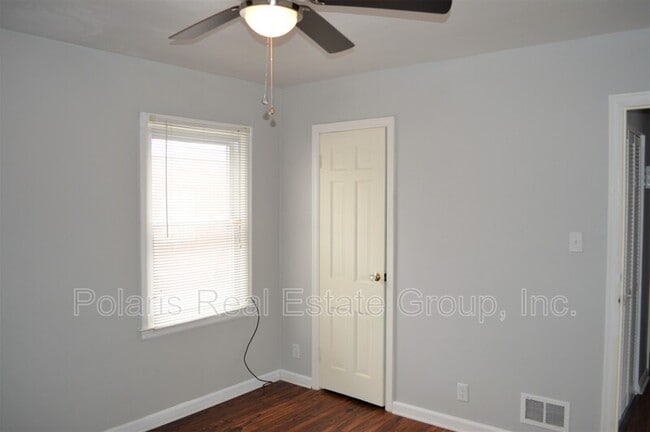 Building Photo - 6057 Rosslyn Ave