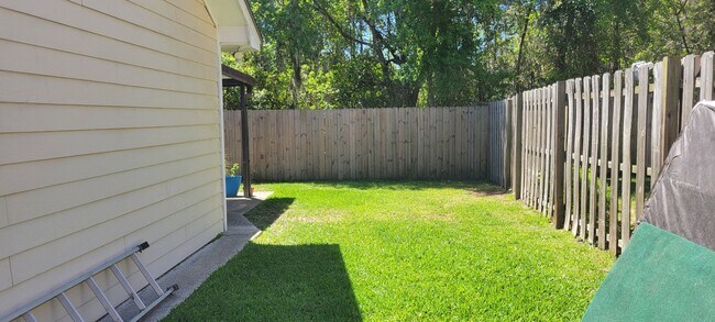 Building Photo - 3/2 with fenced in yard!