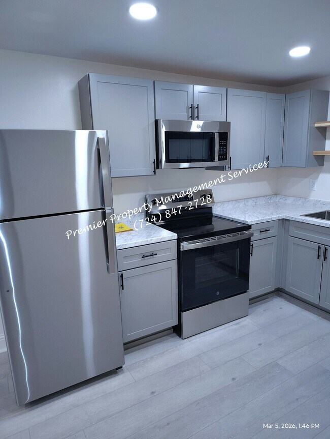 Building Photo - 906 Clyde St