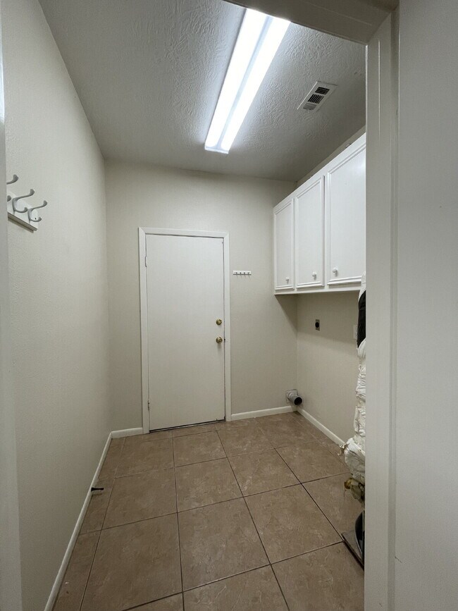 Building Photo - Live in the city of Panorama Village & enjoy all it has to offer: 27-hole golf course, 3 city par...