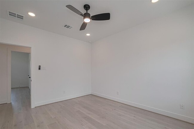 Building Photo - 1346 W 24th St