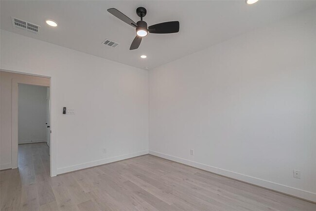 Building Photo - 1354 W 24th St