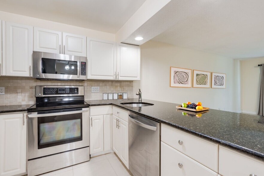 Building Photo - 3000 NE 5TH TE-110-A