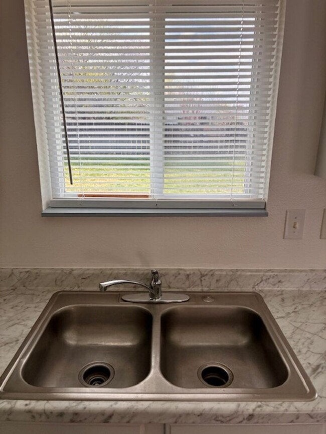 Building Photo - Charming 3-Bedroom Single-Level Home with Spacious Yard!