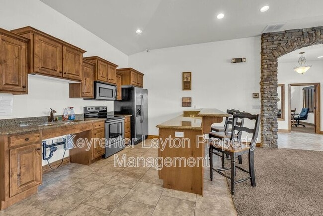 Building Photo - 905 S Main St