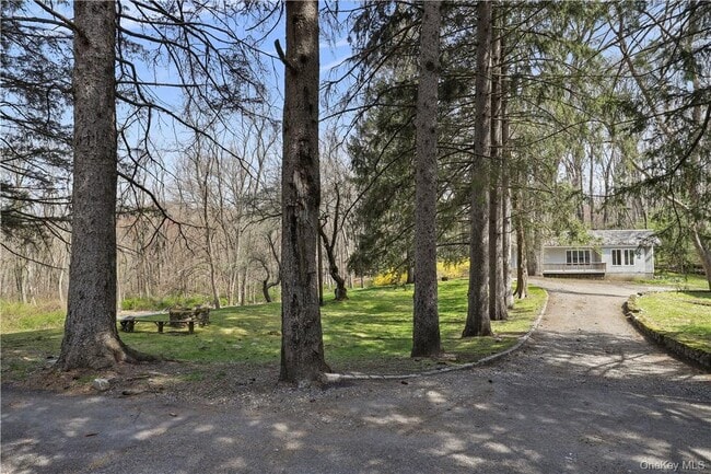 Building Photo - 165 Old Post Rd