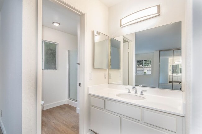 Building Photo - Townhome in Lake Forest