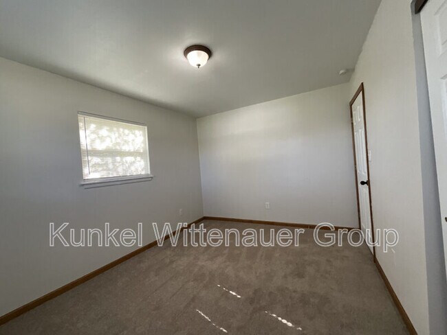 Building Photo - 203 Renee Dr