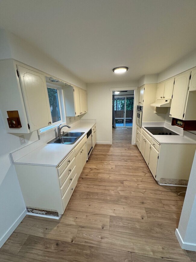 Building Photo - Beautifully Renovated 4-Bedroom Home in NW Corvallis