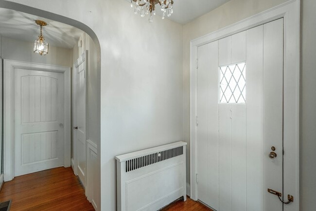 Building Photo - 3 Bedroom 2 Bath Classic