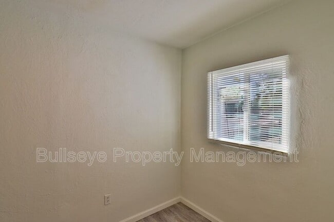 Building Photo - 102 E Hatcher Rd