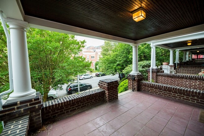 Building Photo - 2026/2027 JHU off-campus Renovated Charles Village 5bd/2ba w/ W/D & CAC Available 6/9/26