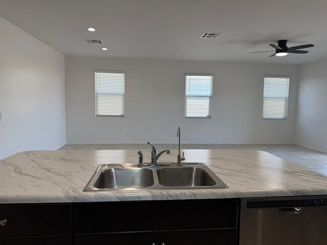 Building Photo - 9427 E Alfalfa Dr