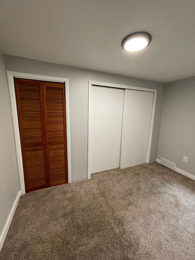 Building Photo - Renovated 2 bed 1 bath apartment in South Side!