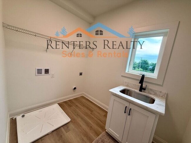 Building Photo - Stunning 3 Bedroom with Rooftop Terrace