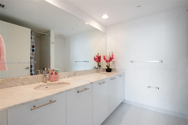 Building Photo - 950 Brickell Bay Dr