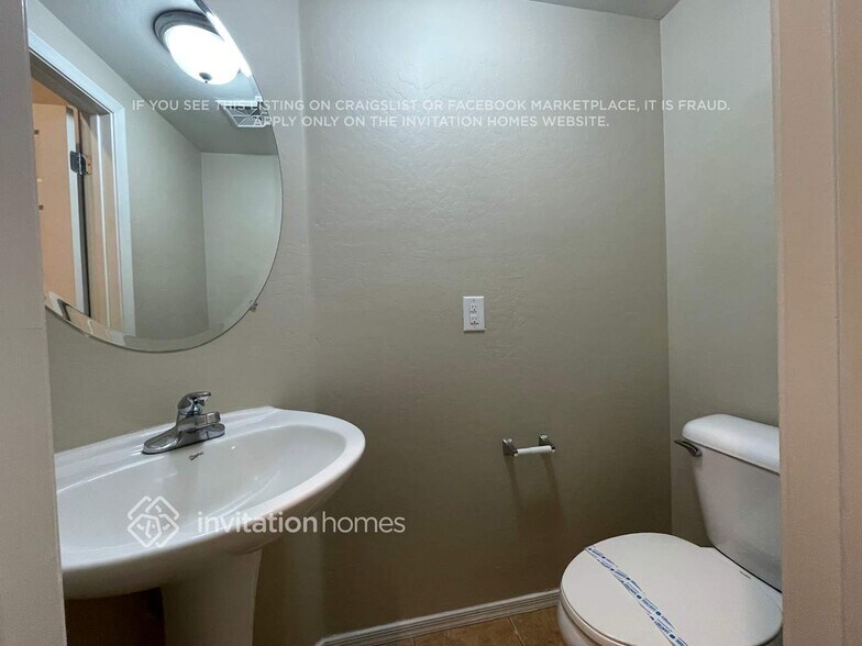 Building Photo - 4610 E Laurel Ct