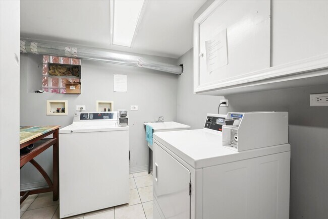 Building Photo - 5804 N Artesian Ave