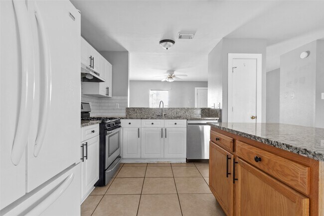 Building Photo - 15835 S Alley Ct