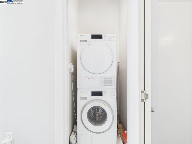 Building Photo - 1001 46th St