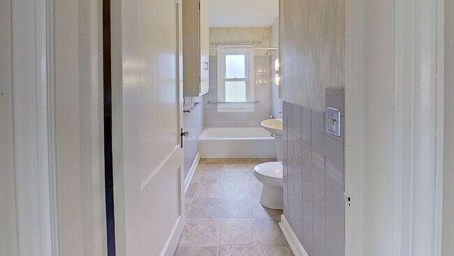 Building Photo - 129 Loucks St