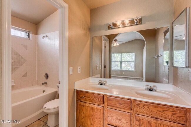 Building Photo - 628 Paseo Hermoso Dr