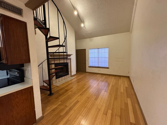 Building Photo - Move -in Special: Cute 2 Bedroom condo (ga...