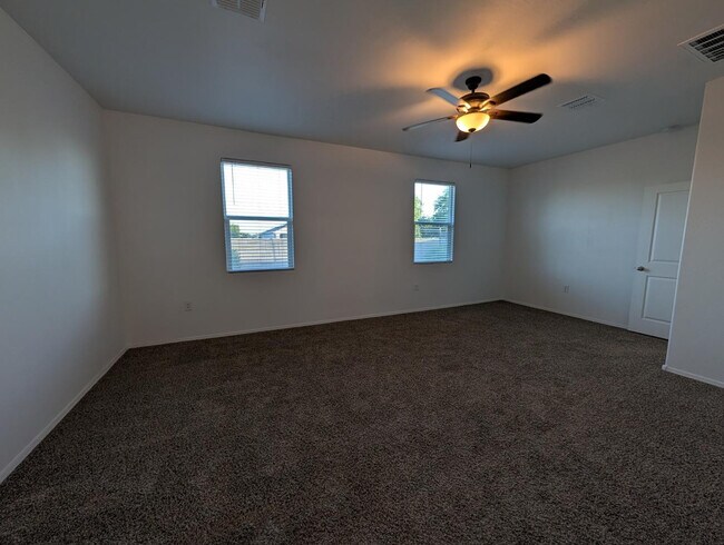 Building Photo - 9407 E Alfalfa Dr