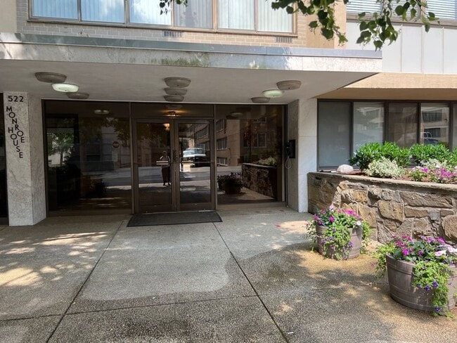 Building Photo - 522 21st St NW