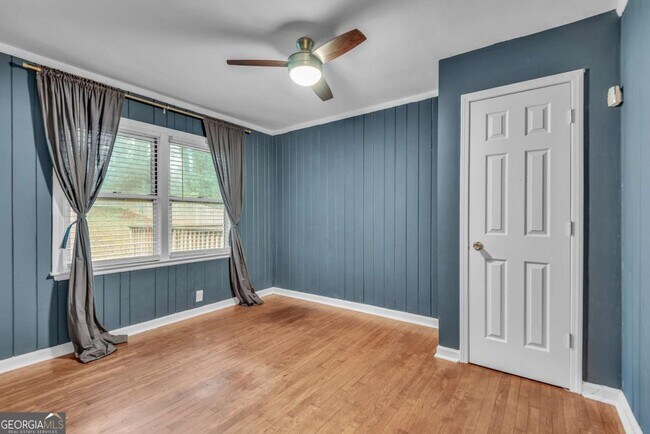 Building Photo - 2015 E Camellia Dr