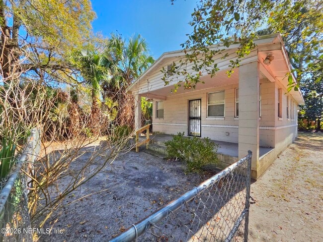 Building Photo - 916 W 25th St