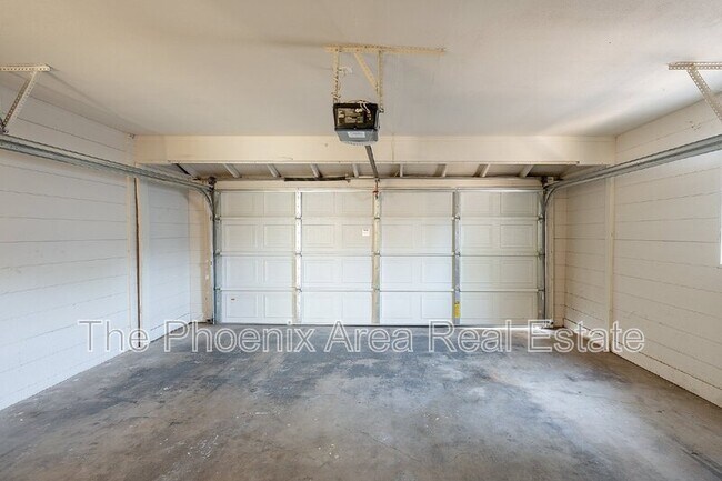 Building Photo - 522 E Balboa Dr
