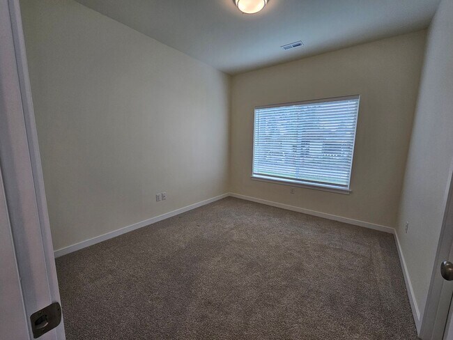 Building Photo - Spacious 4-bedroom Retreat