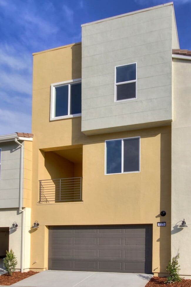 Building Photo - Gorgeous 4 Bedroom 3.5 bath home