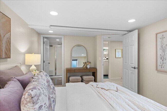 Building Photo - 5Bd/3.5Ba Shoreline House