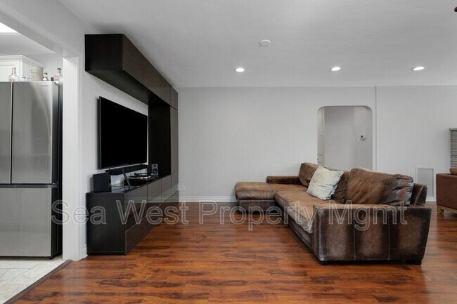 Building Photo - 3267 Bernardo Ln