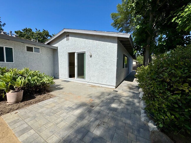 Building Photo - Newly Remodeled Gorgeous Open Floor Plan o...