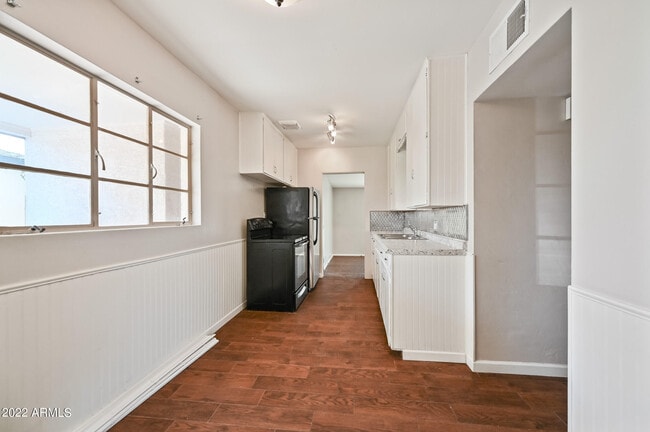 Building Photo - 144 North Hunt Dr E